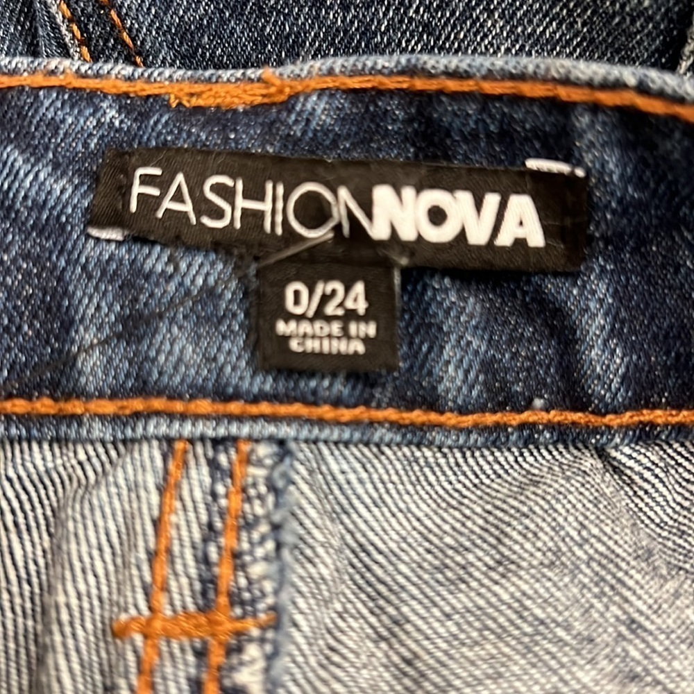 Fashion Nova ladies jean shorts - Picture 5 of 7